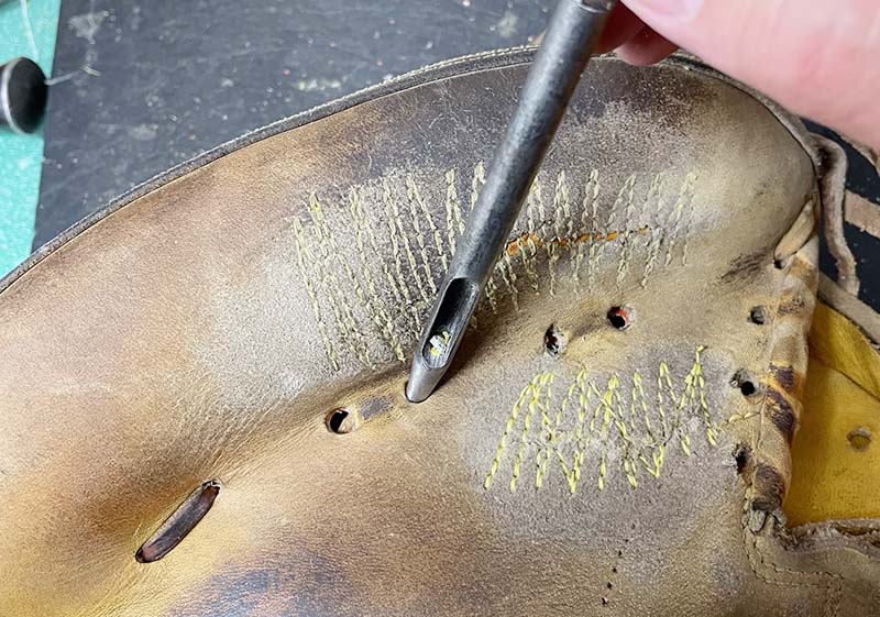 キャッチャーミットの破れ修理（皮革を当てた部分に紐を通す穴を開ける）・ポンチで穴を開ける２